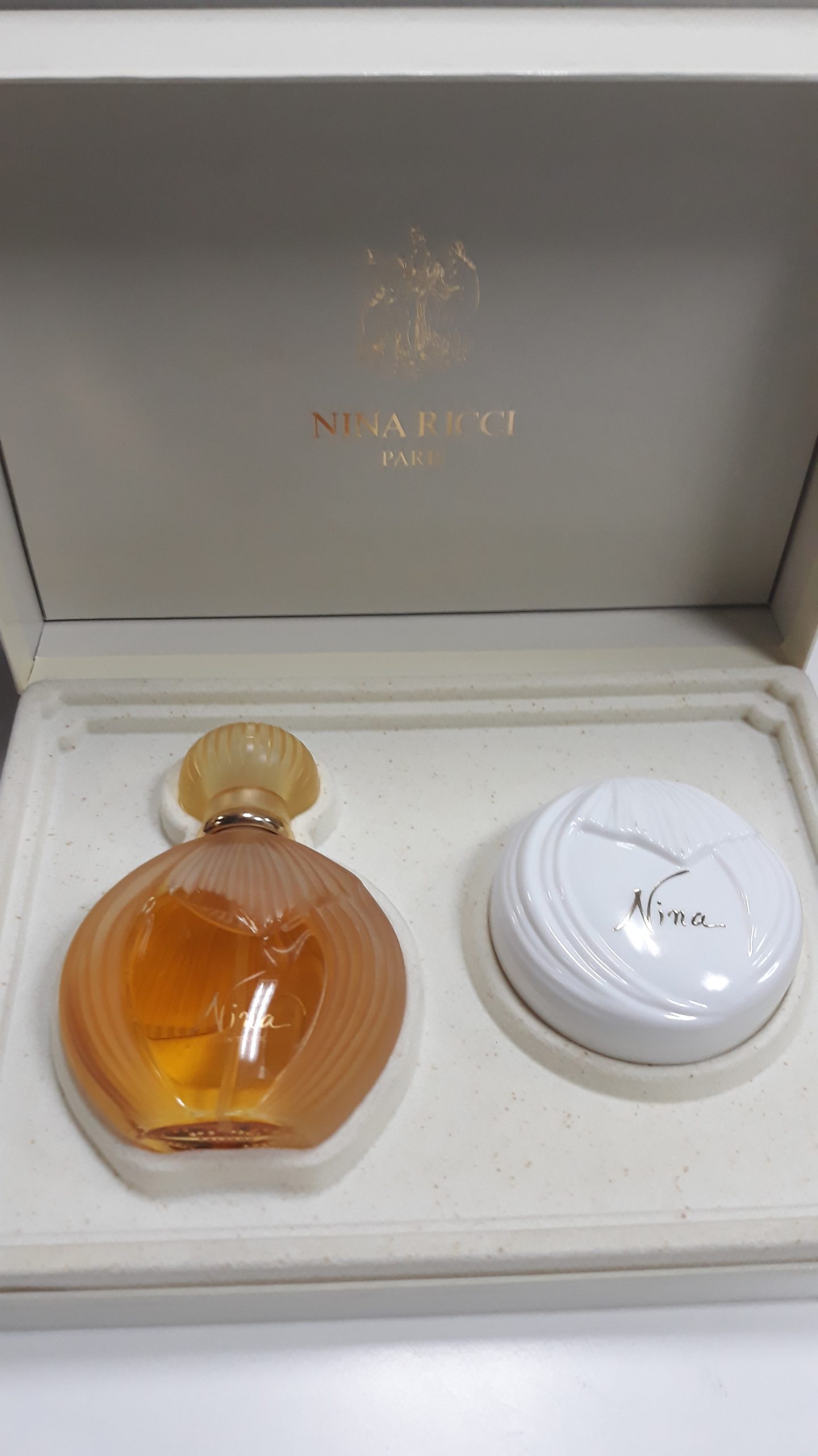 NINA di NINA RICCI PRIMA EDIZIONE CONFEZIONE REGALO EAU DE TOILETTE 75 ML+SAPONE 50g - immagine 3