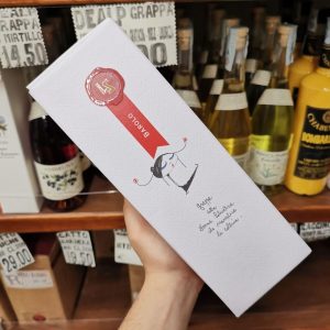 Levi Grappa Di Barolo Invecchiata Della Donna Selvatica Che Scavalica Le Colline