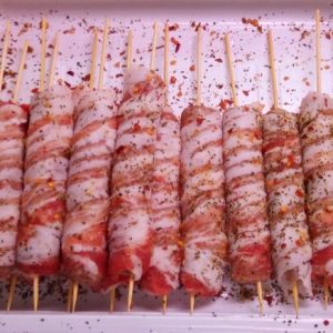 Spiedini con salsicce e pancetta arrotolata