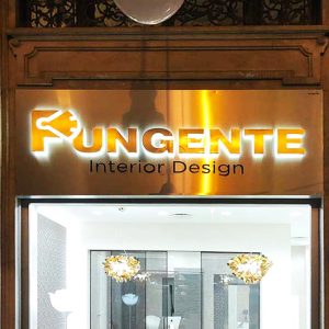 Insegna luminosa in alluminio con Marchio intagliato e massello retroilluminato a Led su misura fino a max 300X100 cm